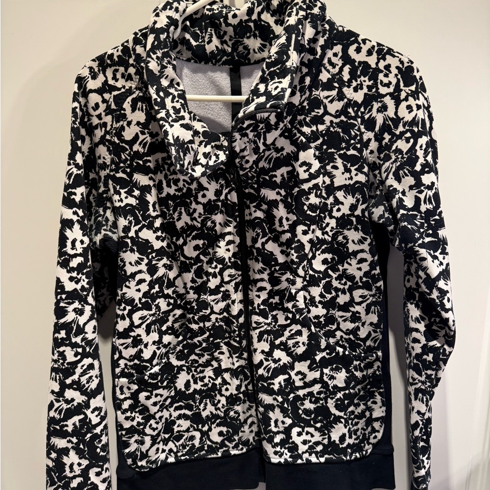 Lululemon scuba size 8